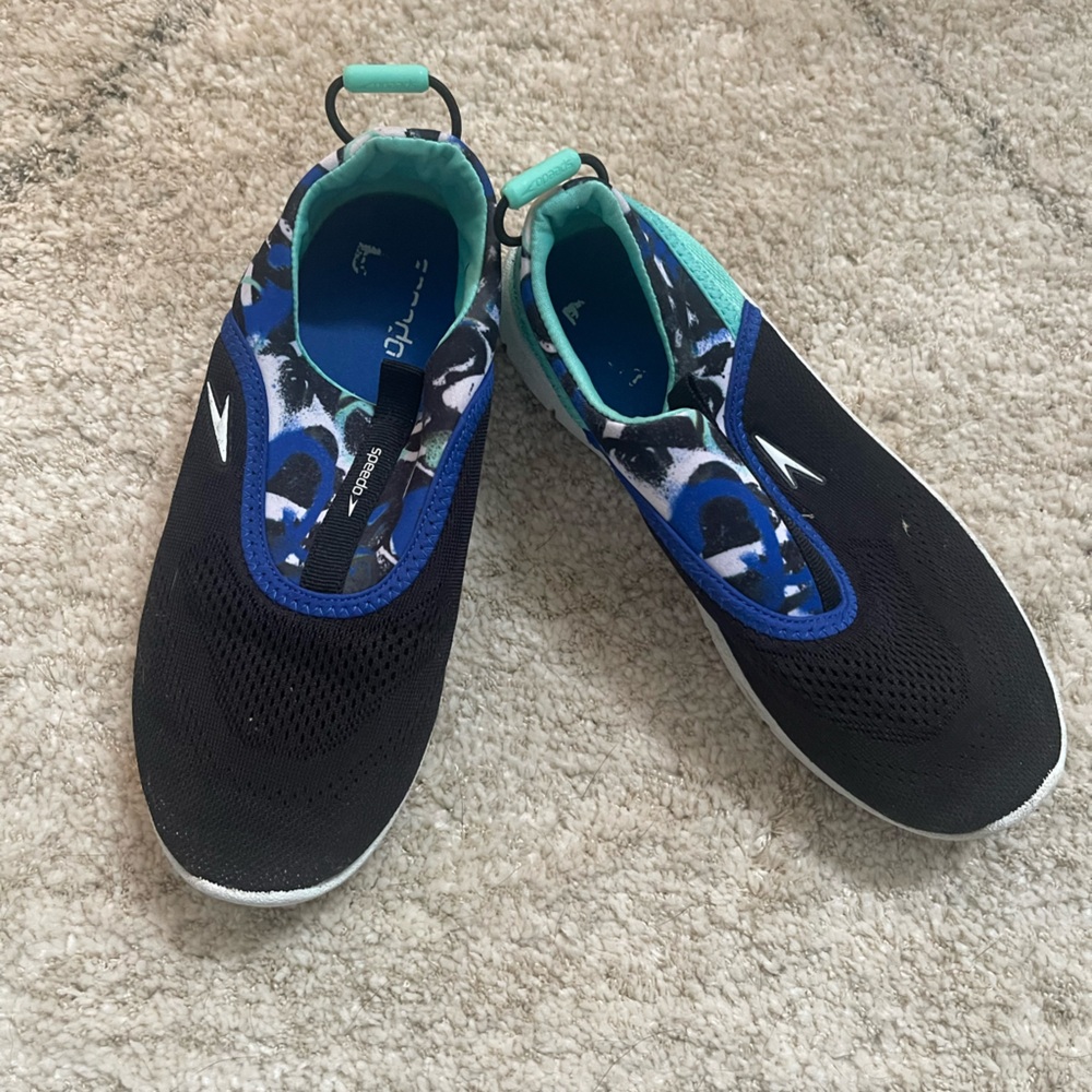 Speedo boy water shoes size M